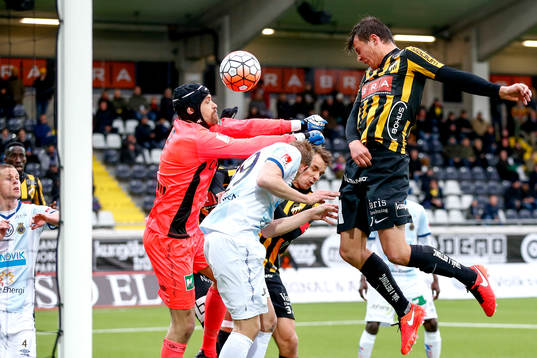 Häckens Niels Vorthoren nickar förbi Gefles målvakt Emil