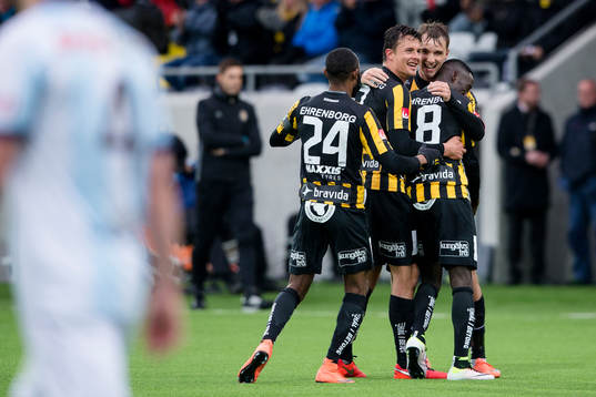 Häckens Demba Savage omfamnas av lagkamrater