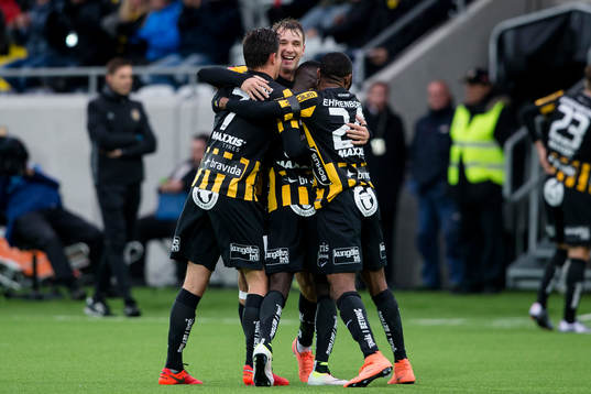Häckens Demba Savage omfamnas av lagkamrater