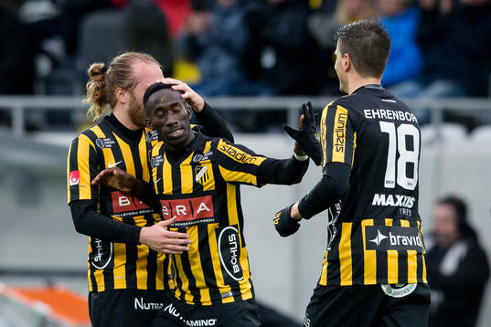 Häckens Demba Savage omfamnas av Emil Wahlström och