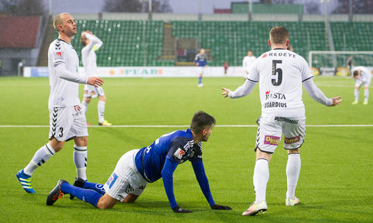Kalmars Victor Agardius tacklar omkull Sundsvalls Stefan