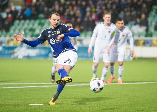 Sundsvalls Lars Christian Krogh Gerson skjuter 1-0 på