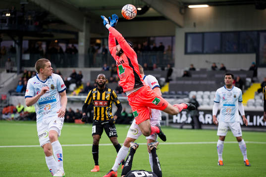 Gefles målvakt Emil Hedvall krockar med liggande Häckens