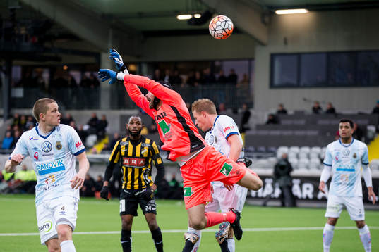 Gefles målvakt Emil Hedvall krockar med liggande Häckens