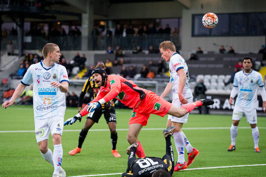 Gefles målvakt Emil Hedvall krockar med liggande Häckens