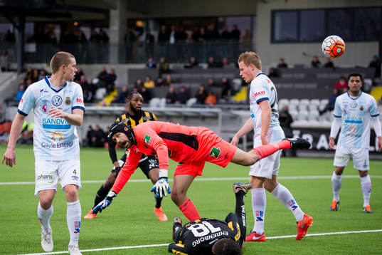 Gefles målvakt Emil Hedvall krockar med liggande Häckens