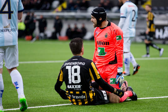 Gefles målvakt Emil Hedvall reagerar sittande på Häckens