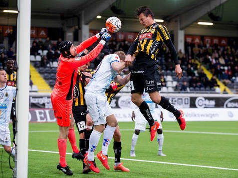 Häckens Niels Vorthoren nickar förbi Gefles målvakt Emil