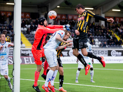 Häckens Niels Vorthoren nickar förbi Gefles målvakt Emil