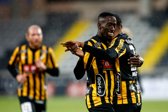 Häckens Demba Savage och René Makondele jublar