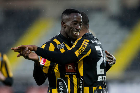 Häckens Demba Savage och René Makondele jublar