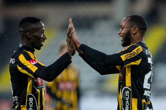 Häckens Demba Savage och René Makondele jublar