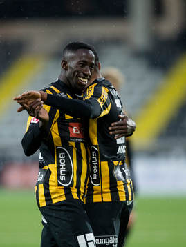 Häckens Demba Savage och René Makondele jublar
