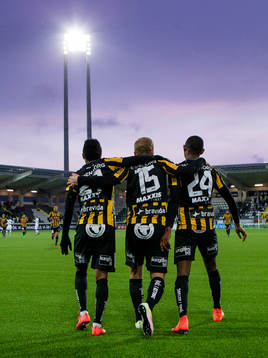 Häckens René Makondele jublar ihop med Nasiru Mohammed