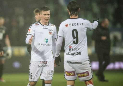 Kalmars Victor Agardius och Marcus Antonsson tackar varandra