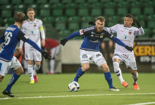 Sundsvalls Runar Sigurjonsson i närkamp mot Kalmars Ismael