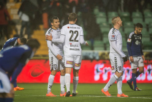 Kalmars Svante Ingelsson och Emin Nouri tackar varandra