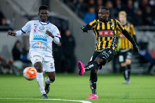 Häckens John Owoeri skjuter ett skott jämte Gefles Kwame