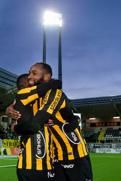 Häckens John Owoeri och René Makondele kramar om varandra