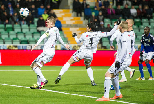 Kalmars Marko Biskupovic och Rasmus Elm  sparkar undan