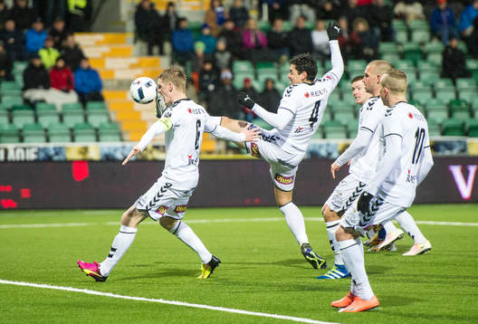 Kalmars Marko Biskupovic sparkar undan bollen