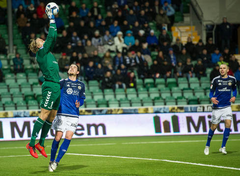Kalmars målvakt Ole Söderberg räddar skott