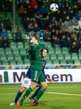 Kalmars målvakt Ole Söderberg räddar skott