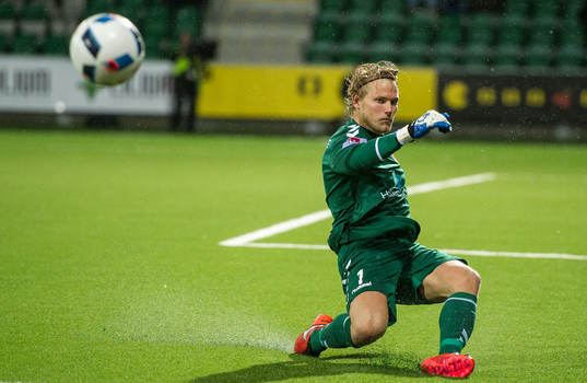 Kalmars målvakt Ole Söderberg rensar undan bollen