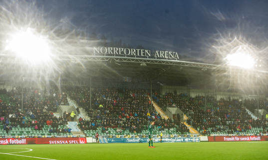 Det regnar kraftigt på Norrporten Arena