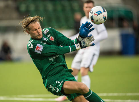 Kalmars målvakt Ole Söderberg räddar skott