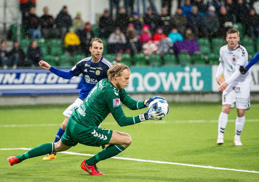 Kalmars målvakt Ole Söderberg räddar