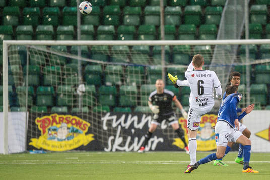Kalmars Rasmus Elm skjuter utanför