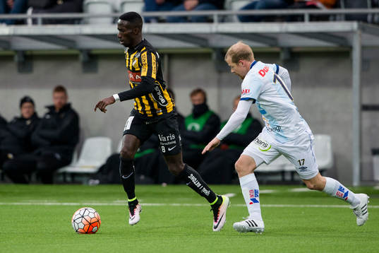 Häckens Demba Savage före Gefles Jonas Lantto