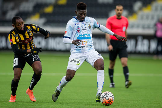 Gefles Kwame Bonsu före Häckens René Makondele