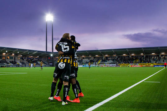 Häckens René Makondele jublar ihop med Nasiru Mohammed