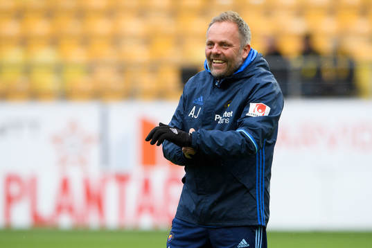 Djurgårdens assisterande tränare Anders Johansson skrattar