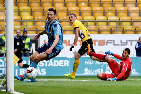 Elfsborgs Lasse Nilsson gör 1-0 bakom Djurgårdens
