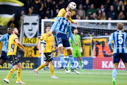 Djurgårdens Mathias Ranegie i nickduell med Elfsborgs