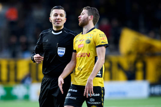 domare Bojan Pandzic pratar med Elfsborgs Marcus Rohdén