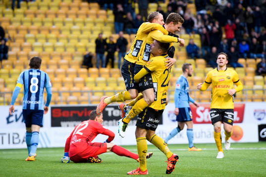 Elfsborgs Viktor Claesson har gjort 2-0 och jublar ihop med