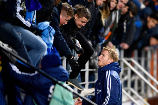 Djurgårdens målvakt Hampus Nilsson pratar med supportrarna