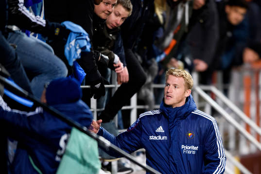 Djurgårdens målvakt Hampus Nilsson pratar med supportrarna