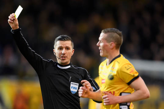 domare Bojan Pandzic ger Elfsborgs Jon Jönsson gult kort