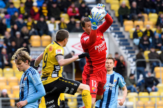 Djurgårdens målvakt Kenneth Høie tar ner ett inlägg