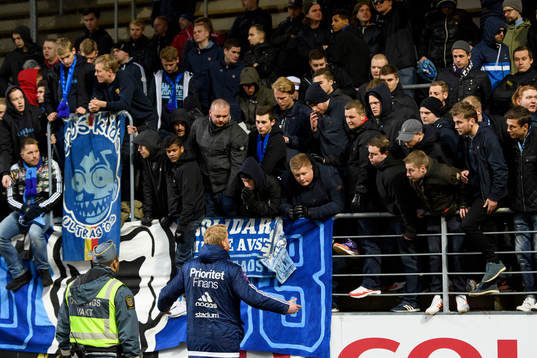 Djurgårdens målvakt Hampus Nilsson pratar me supportrarna