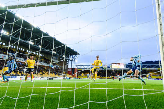 Djurgårdens Mathias Ranegie missar öppet mål