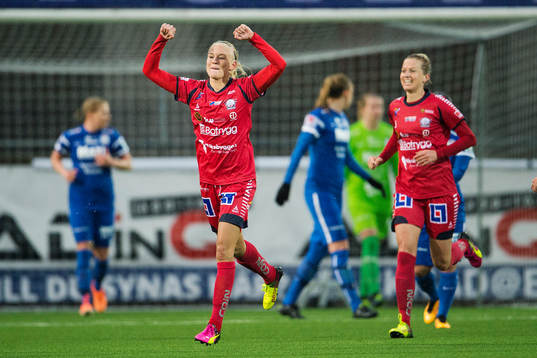 Linköpings Pernille Mosegaard Harder gör 0-1 och jublar