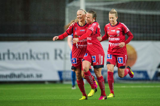 Linköpings Pernille Mosegaard Harder gör 0-1 och jublar