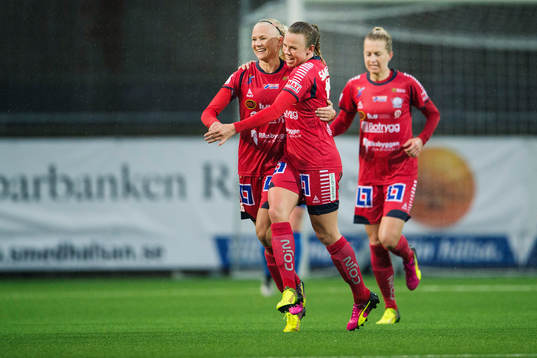 Linköpings Pernille Mosegaard Harder gör 0-1 och jublar