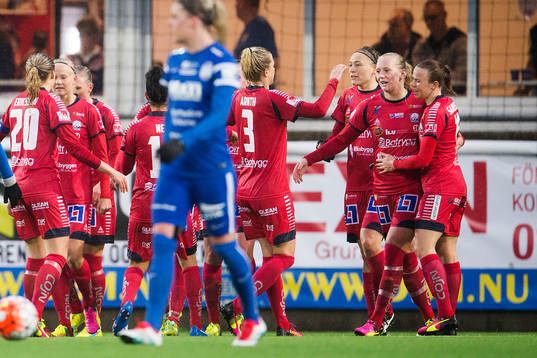 Linköpings Stina Blackstenius klappas om